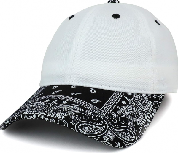 Topi dengan motif paisley yang elegan